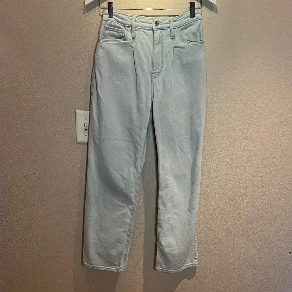 Hollister Women’s Ultra High Rise Dad Jean relaxed fit Size 25 Light Wash
